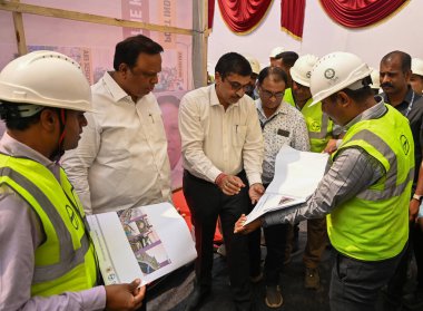 MUMBAI INDIA NİSAN 3 Nisan 2025 Maharashtra Enformasyon Teknoloji ve Kültür Bakanı Ashish Shelar Mumbai Chitra Katha projesinin temel atma töreni sırasında 3 Nisan 2025 tarihinde Hindistan 'da Mumbai' da Hindistan 'da 