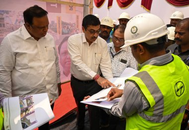 MUMBAI INDIA NİSAN 3 Nisan 2025 Maharashtra Enformasyon Teknoloji ve Kültür Bakanı Ashish Shelar Mumbai Chitra Katha projesinin temel atma töreni sırasında 3 Nisan 2025 tarihinde Hindistan 'da Mumbai' da Hindistan 'da 