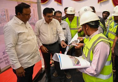 MUMBAI INDIA NİSAN 3 Nisan 2025 Maharashtra Enformasyon Teknoloji ve Kültür Bakanı Ashish Shelar Mumbai Chitra Katha projesinin temel atma töreni sırasında 3 Nisan 2025 tarihinde Hindistan 'da Mumbai' da Hindistan 'da 