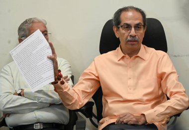 MUMBAI INDIA NİSAN 3 Nisan 2025 Shiv Sena UBT Uddhav Thackeray, 3 Nisan 2025 'te Mumbai Hindistan' da Raju Shinde Hindustan Times 'ın hazırladığı Matoshree' de düzenlediği basın toplantısında Waqf Değişikliği tasarısıyla ilgili medyaya konuştu.