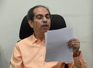 MUMBAI INDIA NİSAN 3 Nisan 2025 Shiv Sena UBT Uddhav Thackeray, 3 Nisan 2025 'te Mumbai Hindistan' da Raju Shinde Hindustan Times 'ın hazırladığı Matoshree' de düzenlediği basın toplantısında Waqf Değişikliği tasarısıyla ilgili medyaya konuştu.