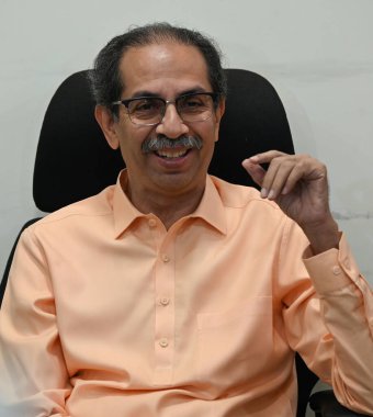 MUMBAI INDIA NİSAN 3 Nisan 2025 Shiv Sena UBT Uddhav Thackeray, 3 Nisan 2025 'te Mumbai Hindistan' da Raju Shinde Hindustan Times 'ın hazırladığı Matoshree' de düzenlediği basın toplantısında Waqf Değişikliği tasarısıyla ilgili medyaya konuştu.