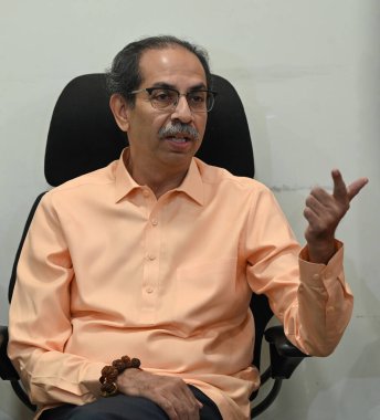 MUMBAI INDIA NİSAN 3 Nisan 2025 Shiv Sena UBT Uddhav Thackeray, 3 Nisan 2025 'te Mumbai Hindistan' da Raju Shinde Hindustan Times 'ın hazırladığı Matoshree' de düzenlediği basın toplantısında Waqf Değişikliği tasarısıyla ilgili medyaya konuştu.