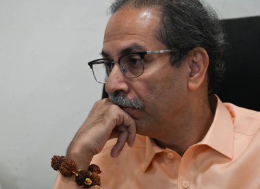 MUMBAI INDIA NİSAN 3 Nisan 2025 Shiv Sena UBT Uddhav Thackeray, 3 Nisan 2025 'te Mumbai Hindistan' da Raju Shinde Hindustan Times 'ın hazırladığı Matoshree' de düzenlediği basın toplantısında Waqf Değişikliği tasarısıyla ilgili medyaya konuştu.