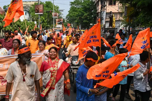 KOLKATA INDIA APRIL 6 2025 Hindu fanatiği, 6 Nisan 2025 tarihinde Kolkata Hindistan 'da Ram Navami festivali için bayrak ve afiş taşıyan bir geçit töreni düzenledi.