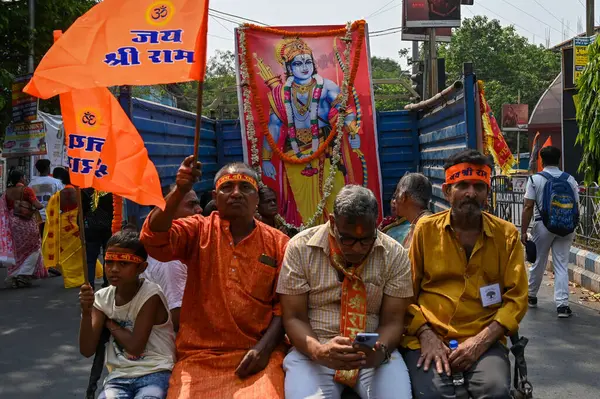 KOLKATA INDIA APRIL 6 2025 Hindu fanatiği, 6 Nisan 2025 tarihinde Kolkata Hindistan 'da Ram Navami festivali için bayrak ve afiş taşıyan bir geçit töreni düzenledi.