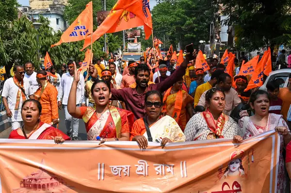KOLKATA INDIA APRIL 6 2025 Hindu fanatiği, 6 Nisan 2025 tarihinde Kolkata Hindistan 'da Ram Navami festivali için bayrak ve afiş taşıyan bir geçit töreni düzenledi.