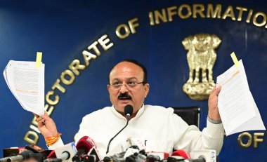 7 Nisan 2025 'te Delhi Eğitim Bakanı Ashish Sood, Delhi Sekreterliği' nde 7 Nisan 2025 'te düzenlenen basın toplantısında Delhi' deki özel okullara yapılan Yeni Delhi Hindistan Ücret zamları ile ilgili siyasi bir tartışma başlattı.