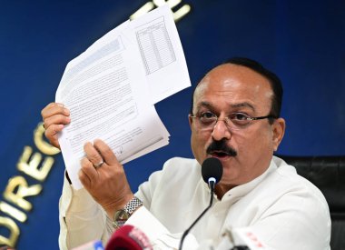 7 Nisan 2025 'te Delhi Eğitim Bakanı Ashish Sood, Delhi Sekreterliği' nde 7 Nisan 2025 'te düzenlenen basın toplantısında Delhi' deki özel okullara yapılan Yeni Delhi Hindistan Ücret zamları ile ilgili siyasi bir tartışma başlattı.