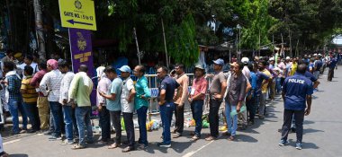 KOLKATA INDIA 7 Nisan 2025 Başbakan Mamata Banerjee ile görüşmek üzere binlerce işsiz öğretmen kuyruğuna girdi. Anayasa Mahkemesi 'nin 25753 öğretmen ve diğer devlet destekli okulların atanmasını geçersiz kılmasının ardından 