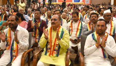 NEW DELHI INDIA 8 Nisan 2025 Delhi BJP Başkanı Virendra Sachdeva Jain Teerthanker Mahavir Gatha sırasında Rashtra Sant Paramacharya Shri 108 Pragyasagar ji Muniraj tarafından 8 Nisan 2025 tarihinde Arvind Yadav Hindustan Times