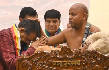 NEW DELHI INDIA 8 APRIL 2025 Birleşik Devletler Dışişleri Bakanı ve Karayolları Ulaştırma Bakanlığı Devlet Bakanı Rashtra Sant Paramacharya Shri 108 Pragyasagar Ji Muniraj tarafından kutsanmış Harsh Malhotra 