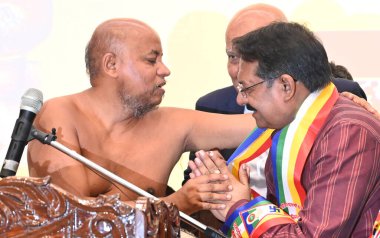 NEW DELHI INDIA 8 APRIL 2025 Birleşik Devletler Dışişleri Bakanı ve Karayolları Ulaştırma Bakanlığı Devlet Bakanı Rashtra Sant Paramacharya Shri 108 Pragyasagar Ji Muniraj tarafından kutsanmış Harsh Malhotra 