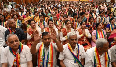 NEW DELHI INDIA APRIL 8 Nisan 2025 Jain Devotes Teerthanker Mahavir Gatha adlı ruhani bir konuşma sırasında Rashtra Sant Paramacharya Shri 108 Pragyasagar Ji Muniraj tarafından 8 Nisan 2025 tarihinde Yeni Delhi Hindistan 'da Sonu tarafından çekilmiştir. 