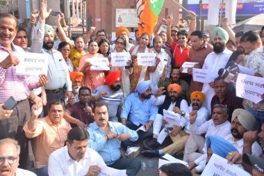 AMRITSAR INDIA 8 Nisan 2025 BJP liderleri ve işçileri, 8 Nisan 2025 'te Hindistan' ın Amritsar şehrinde bulunan Jalandhar 'da usta BJP lideri Manoranjan Kalia' nın evine düzenlenen el bombası saldırısını protesto etti.