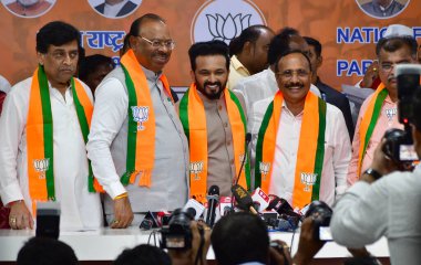 MUMBAI INDIA 8 Nisan 2025 Kriket oyuncusu Kedar Jadhav, BJP başkanı Chandrashekhar Bawankule ve çalışma başkanı Ravindra Chavan BJP lideri Ashok Chavan ile birlikte 8 Nisan 2025 tarihinde BJP ofisi Nariman Point 'te Bhusha tarafından Hindistan' da çekilmiştir.