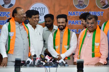 MUMBAI INDIA 8 Nisan 2025 Kriket oyuncusu Kedar Jadhav, BJP başkanı Chandrashekhar Bawankule ve çalışma başkanı Ravindra Chavan BJP lideri Ashok Chavan ile birlikte 8 Nisan 2025 tarihinde BJP ofisi Nariman Point 'te Bhusha tarafından Hindistan' da çekilmiştir.