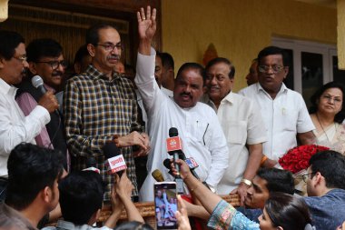 MUMBAI INDIA 8 Nisan 2025 Ratnagiri 'den Sahadev Petkar Shiv Sena UBT şefi Uddhav Thackeray ile birlikte 8 Nisan 2025 tarihinde Mumbai Hindistan' da Satish Bate Hindustan Times tarafından çekilmiştir.