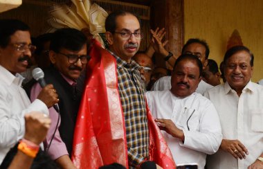 MUMBAI INDIA 8 Nisan 2025 Ratnagiri 'den Sahadev Petkar Shiv Sena UBT şefi Uddhav Thackeray ile birlikte 8 Nisan 2025 tarihinde Mumbai Hindistan' da Satish Bate Hindustan Times tarafından çekilmiştir.