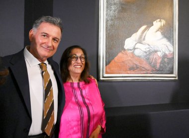 NEW DELHI, INDIA - 11 Nisan 2025: Andrea Anastasio, İtalya Büyükelçilik Kültür Merkezi Direktörü Kiran Nadar, Kurucu ve Yönetim Kurulu Başkanı, KNMA - Ecstasy 'de Caravaggio' dan Mary Magdalen. 