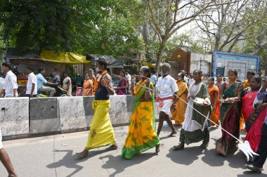 NEW DELHI, INDIA - 11 Nisan 2025: Bir ayin kapsamında yanakları metal çubuk takılı insanlar, Hindu tanrısı Murugan onuruna düzenlenen Panguni Uthiram festivali vesilesiyle düzenlenen törene katılın.. 