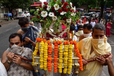 MUMBAI, INDIA - 10 Nisan 2025: Jain fanatikleri, Mahavir Jayanti 'nin doğum yıldönümü münasebetiyle 10 Nisan 2025 tarihinde, Hindistan' ın Mumbai kentinde, Mazagaon bölgesinde, Mazagaon bölgesinde, Mahavir Jayanti 'nin heykeli eşliğinde bir tahtırevana katıldılar..