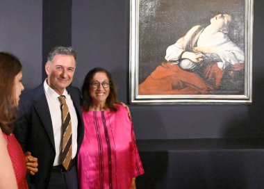 NEW DELHI, INDIA - 11 Nisan 2025: Andrea Anastasio, İtalya Büyükelçilik Kültür Merkezi Direktörü Kiran Nadar, Kurucu ve Yönetim Kurulu Başkanı, KNMA - Ecstasy 'de Caravaggio' dan Mary Magdalen. 