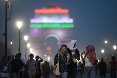 NEW DELHI, INDIA - 11 Nisan 2025: Kartavya Yolu 'nda 11 Nisan 2025 tarihinde Yeni Delhi, Hindistan' da yoğun bir toz fırtınası sırasında insanlar görüldü. Şiddetli kum fırtınaları ve şiddetli rüzgarları Cuma akşamı başkente yağan yağmur izliyor.. 