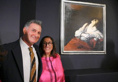 NEW DELHI, INDIA - 11 Nisan 2025: Andrea Anastasio, İtalya Büyükelçilik Kültür Merkezi Direktörü Kiran Nadar, Kurucu ve Yönetim Kurulu Başkanı, KNMA - Ecstasy 'de Caravaggio' dan Mary Magdalen. 
