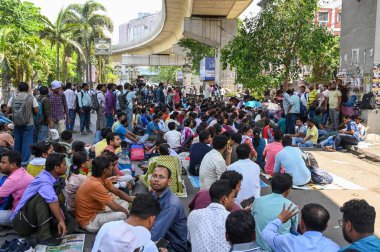 KOLKATA, INDIA - 11 Nisan 2025: Anayasa Mahkemesi 'nin Acharya Sadan' ın atanmasını geçersiz kılmasının ardından 25753 öğretmen ve diğer personelin sona erdirilmesine karşı düzenlenen mitingin ardından çok sayıda öğretmen oturma eylemi düzenledi..