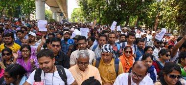 KOLKATA, INDIA - 11 Nisan 2025: Anayasa Mahkemesi 'nin Acharya Sadan' ın atanmasını geçersiz kılmasının ardından 25753 öğretmen ve diğer personelin sona erdirilmesine karşı düzenlenen mitingin ardından çok sayıda öğretmen oturma eylemi düzenledi..