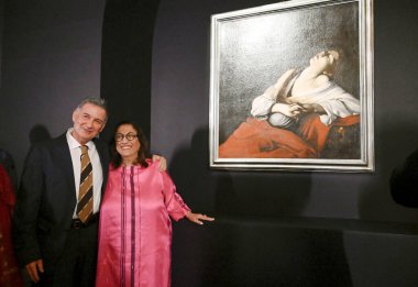 NEW DELHI, INDIA - 11 Nisan 2025: Andrea Anastasio, İtalya Büyükelçilik Kültür Merkezi Direktörü Kiran Nadar, Kurucu ve Yönetim Kurulu Başkanı, KNMA - Ecstasy 'de Caravaggio' dan Mary Magdalen. 