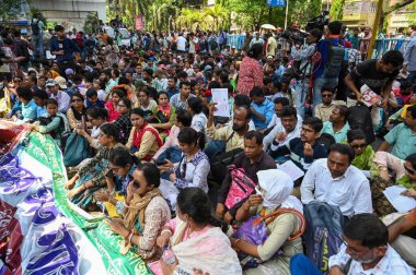 KOLKATA, INDIA - 11 Nisan 2025: Anayasa Mahkemesi 'nin Acharya Sadan' ın atanmasını geçersiz kılmasının ardından 25753 öğretmen ve diğer personelin sona erdirilmesine karşı düzenlenen mitingin ardından çok sayıda öğretmen oturma eylemi düzenledi..