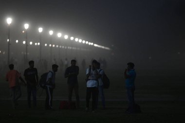 NEW DELHI, INDIA - 11 Nisan 2025: Kartavya Yolu 'nda 11 Nisan 2025 tarihinde Yeni Delhi, Hindistan' da yoğun bir toz fırtınası sırasında insanlar görüldü. Şiddetli kum fırtınaları ve şiddetli rüzgarları Cuma akşamı başkente yağan yağmur izliyor.. 