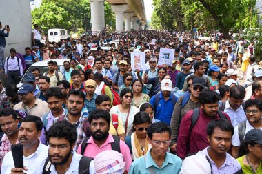 KOLKATA, INDIA - 11 Nisan 2025: Anayasa Mahkemesi 'nin Acharya Sadan' ın atanmasını geçersiz kılmasının ardından 25753 öğretmen ve diğer personelin sona erdirilmesine karşı düzenlenen mitingin ardından çok sayıda öğretmen oturma eylemi düzenledi..