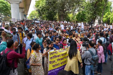 KOLKATA, INDIA - 11 Nisan 2025: Anayasa Mahkemesi 'nin Acharya Sadan' ın atanmasını geçersiz kılmasının ardından 25753 öğretmen ve diğer personelin sona erdirilmesine karşı düzenlenen mitingin ardından çok sayıda öğretmen oturma eylemi düzenledi..