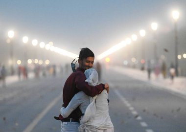 NEW DELHI, INDIA - 11 Nisan 2025: Hindistan 'ın Yeni Delhi kentindeki Kartavya Yolu' nda şiddetli bir toz fırtınası sırasında görülen turistler. Şiddetli kum fırtınaları ve şiddetli rüzgarları Cuma akşamı başkente vuran yağmur, ağaçların kökünün kazınmasına yol açtı..