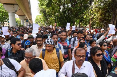 KOLKATA, INDIA - 11 Nisan 2025: Anayasa Mahkemesi 'nin Acharya Sadan' ın atanmasını geçersiz kılmasının ardından 25753 öğretmen ve diğer personelin sona erdirilmesine karşı düzenlenen mitingin ardından çok sayıda öğretmen oturma eylemi düzenledi..