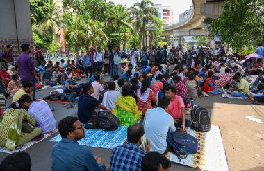 KOLKATA, INDIA - 11 Nisan 2025: Anayasa Mahkemesi 'nin Acharya Sadan' ın atanmasını geçersiz kılmasının ardından 25753 öğretmen ve diğer personelin sona erdirilmesine karşı düzenlenen mitingin ardından çok sayıda öğretmen oturma eylemi düzenledi..