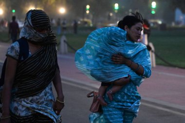 NEW DELHI, INDIA - 11 Nisan 2025: Kartavya Yolu 'nda 11 Nisan 2025 tarihinde Yeni Delhi, Hindistan' da yoğun bir toz fırtınası sırasında insanlar görüldü. Şiddetli kum fırtınaları ve şiddetli rüzgarları Cuma akşamı başkente yağan yağmur izliyor.. 