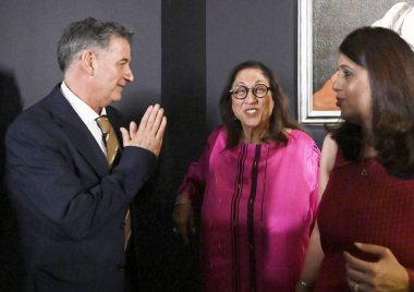 NEW DELHI, INDIA - 11 Nisan 2025: Andrea Anastasio, İtalya Büyükelçilik Kültür Merkezi Direktörü Kiran Nadar, Kurucu ve Yönetim Kurulu Başkanı, KNMA - Ecstasy 'de Caravaggio' dan Mary Magdalen. 