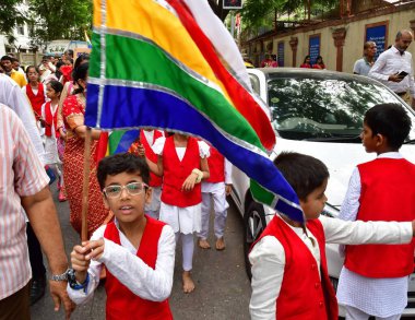 MUMBAI, INDIA - 10 Nisan 2025: Jain fanatikleri, Mahavir Jayanti 'nin doğum yıldönümü münasebetiyle 10 Nisan 2025 tarihinde, Hindistan' ın Mumbai kentinde, Mazagaon bölgesinde, Mazagaon bölgesinde, Mahavir Jayanti 'nin heykeli eşliğinde bir tahtırevana katıldılar..