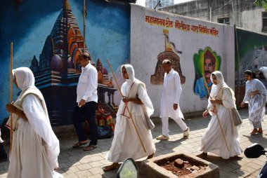 MUMBAI, INDIA - 10 Nisan 2025: Jain fanatikleri, Mahavir Jayanti 'nin doğum yıldönümü münasebetiyle 10 Nisan 2025 tarihinde, Hindistan' ın Mumbai kentinde, Mazagaon bölgesinde, Mazagaon bölgesinde, Mahavir Jayanti 'nin heykeli eşliğinde bir tahtırevana katıldılar..