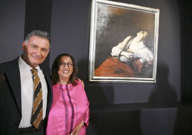 NEW DELHI, INDIA - 11 Nisan 2025: Andrea Anastasio, İtalya Büyükelçilik Kültür Merkezi Direktörü Kiran Nadar, Kurucu ve Yönetim Kurulu Başkanı, KNMA - Ecstasy 'de Caravaggio' dan Mary Magdalen. 