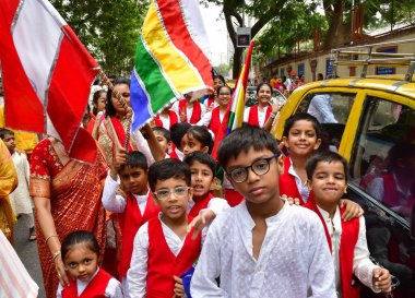 MUMBAI, INDIA - 10 Nisan 2025: Jain fanatikleri, Mahavir Jayanti 'nin doğum yıldönümü münasebetiyle 10 Nisan 2025 tarihinde, Hindistan' ın Mumbai kentinde, Mazagaon bölgesinde, Mazagaon bölgesinde, Mahavir Jayanti 'nin heykeli eşliğinde bir tahtırevana katıldılar..