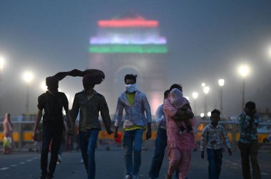 NEW DELHI, INDIA - 11 Nisan 2025: Kartavya Yolu 'nda 11 Nisan 2025 tarihinde Yeni Delhi, Hindistan' da yoğun bir toz fırtınası sırasında insanlar görüldü. Şiddetli kum fırtınaları ve şiddetli rüzgarları Cuma akşamı başkente yağan yağmur izliyor.. 