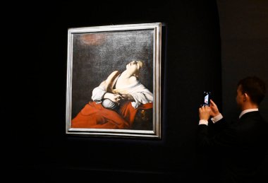 NEW DELHI, INDIA - 11 Nisan 2025: Basın açıklaması sırasındaki ziyaretçiler - Caravaggio 'nun Ecstasy' deki Mary Magdalen 'i, 11 Nisan 2025 tarihinde Yeni Delhi, Hindistan' daki İtalyan Büyükelçiliği Kültür Merkezi 'nde. (Fotoğraf: Sanjeev Verma / Hindustan Times) 