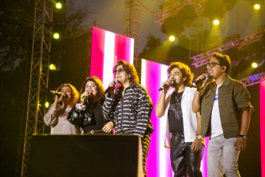 NEW DELHI, INDIA - 23 Mart 2025 tarihinde, Bollywood şarkıcısı Sonu Nigam, Delhi Teknoloji Üniversitesi (DTU), Rohini kampüsünde, Yeni Delhi, Hindistan 'da düzenlenen yıllık kültür festivali Engifest' 25 'te sahne aldı.. 