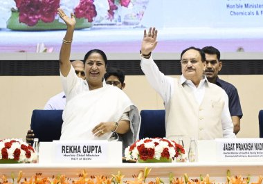 NEW DELHI, INDIA - 10 APRIL 2025: Delhi Sağlık Bakanı JP Nadda ve Delhi Genel Sekreteri Rekha Gupta Sağlık Bakanlığı ve Aile Sağlığı Bakanlığı ile Delhi Hükümeti arasında MOU tarafından imzalanan imza töreninde Ayushman Kartları 'nın Yararlılara dağıtımı