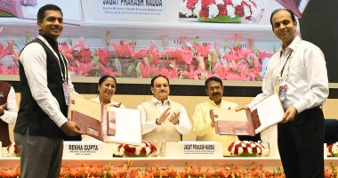 NEW DELHI, INDIA - APRIL 10: Birlik Sağlık Bakanı JP Nadda ile Delhi Genel Sekreteri Rekha Gupta, Birlik Kabine Bakanı Harsh Malhotra ve Delhi Kabine Bakanları diğerleri Ayushman Bharat, Pradhan Mantri, Jan Arogy, a Yojana 